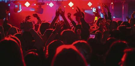 Un grupo de personas de fiesta en un local de ocio nocturno.