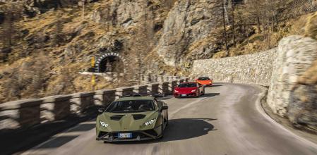 La experiencia de conducir un Lamborghini va más allá del rendimiento puro y unas sensaciones al volante ya de por sí impactantes e inolvidables. Su diseño, su sonido, sus acabados, su imponente presencia y la atención que despierta transforman la vivencia en un carrusel de emociones