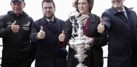 El presidente de la Generalitat ,Pere Aragonès (2i), la alcaldesa de Barcelona, Ada Colau, el director general del Emirates Team New Zealand, Grant Dalton (i), y el primer teniente de alcalde de Barcelona, Jaume Collboni (d), posan con el trofeo de la Copa del América de Vela durante la conferencia de prensa en la que se ha anunciado la edición de la regata de 2024 que se celebrará en Barcelona.