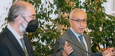 GRAF5534. ZARAGOZA, 25/01/2022.- El presidente de Aragón, Javier Lambán (i) y el presidente del Comité Olímpico Español (COE), Alejandro Blanco (d), informan sobre la reunión que han mantenido este martes en Zaragoza para abordar la organización de la candidatura olímpica a los Juegos Olímpicos de Invierno 2030 entre Aragón y Cataluña. EFE/Javier Cebollada