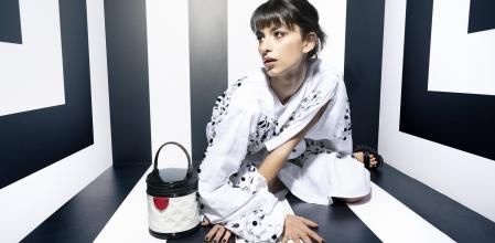 La actriz Begoña Vargas posa con un vestido de lino troquelado con
lentejuelas bordadas, bolso Cannes, anillo LV Volt y sandalias Star Trail, todo firmado por Louis Vuitton