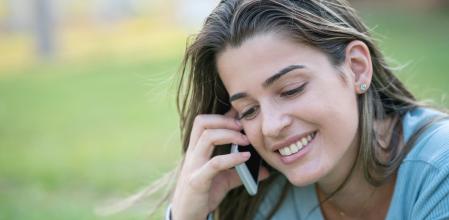 Imagen de recurso: una joven llama por teléfono