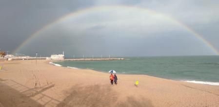 Arco iris en la playa de la Mar Bella de Barcelona.