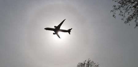 Avión atrapado en el halo solar.