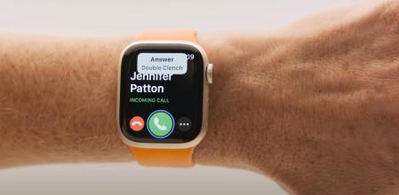 Un Apple Watch se puede manejar sólo con una mano, sin tocar la pantalla, porque puede detectar el movimiento de los tendones al cerrar el puño o juntar dos dedos
