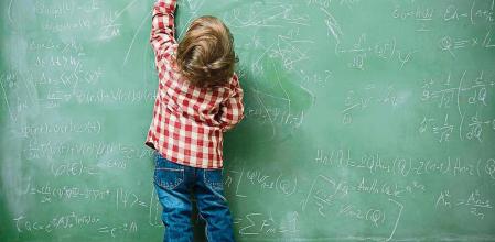 Un niño pequeño escribiendo con la mano izquierda