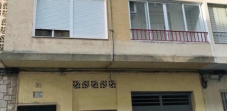 SUECA (VALENCIA) 03/04/2022.- Un hombre de 47 años ha sido detenido esta tarde tras matar con un cuchillo a su hijo de 11 años en una vivienda de la localidad valenciana de Sueca. Los hechos han tenido lugar este domingo, cuando la madre del menor, de 44 años, ha acudido al domicilio paterno a recoger a su hijo y al no abrirle la puerta, ha avisado a los servicios de Emergencias. EFE/ Patricio Ortiz