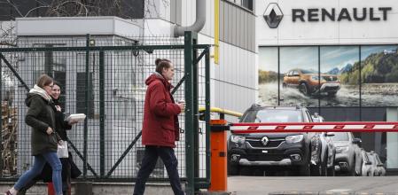 Empleados a la entrada de la fábrica de Renault en Moscú
