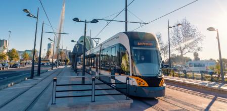 El tren en pruebas de la L10, a su paso por el puente de l'Assut de l'Or en València