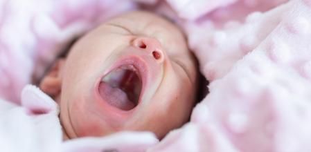 Bebé llorando entre mantas