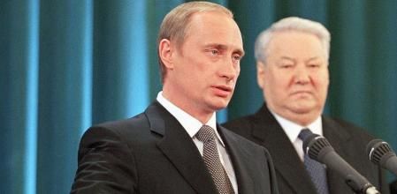 Putin presta juramento presidencial junto a Borís Yeltsin, mayo de 2000.