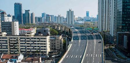 Scarce traffic on highways during a lockdown due to Covid-19 in Shanghai, China, on Thursday, April 7, 2022. As much of the world moves on from the pandemic, desperate scenes seeping out of China's most global city have shocked even citizens who were once staunch supporters of President Xi Jinping's Covid Zero strategy to eliminate the virus. Photographer: Qilai Shen/Bloomberg