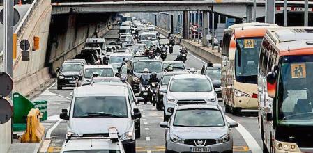 En las horas punta son habituales las retenciones de tráfico en los accesos de entrada y salida de las grandes ciudades&nbsp;