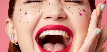 Gigi Hadid con el labial Superstay Matte Ink de Maybelline New York