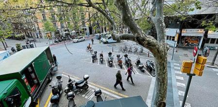foto XAVIER CERVERA 07/04/2022 el cruce de consell de cent con enrique granados (barrio eixample ,barcelona) sera una superilla, incorporando e integrando las zonas peatonales adyacentes ,y el 'carril amarillo' de consell d cent al fondo arriba, la facultat de teologia (ub)