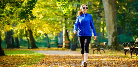 Mujer de mediana edad dando una caminata por el parque