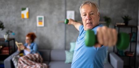Un hombre mayor hace ejercicio con unas mancuernas