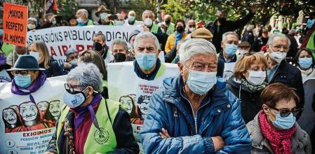 Un grupo de manifestantes durante una concentración convocada por la Unidad de Acción de los Movimientos de Pensionistas, ante el Congreso de los Diputados, a 6 de abril de 2022, en Madrid (España). Las cinco principales reivindicaciones son el rechazo a la privatización de las pensiones públicas y al proyecto de Ley de Regulación para el Impulso de los Planes de Pensiones de Empleo, promovido por el ministro de Seguridad Social; la Revalorización de las pensiones en función del IPC real; la pensión mínima igual al Salario Mínimo Interprofesional; la auditoría de la Seguridad Social y la jubilación anticipada sin penalizar, entre otros temas 06 ABRIL 2022 Carlos Luján / Europa Press 06/04/2022