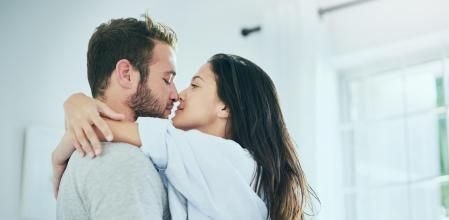 Las hormonas liberadas cuando los labios de dos personas se juntan son las responsables de que a uno le entre calor y se le acelere el corazón