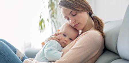 Una madre abraza a su mamá