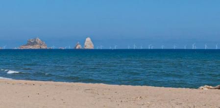Recreación de como se verán los molinos desde l'Estartit, según los promotores del parque eólico marino Tramuntana.