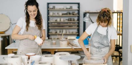 Las creadoras de CUIT Espai Ceràmic, en su espacio del barrio de Abastos