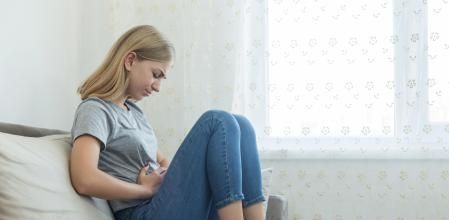 Mujer con molestias en el abdomen