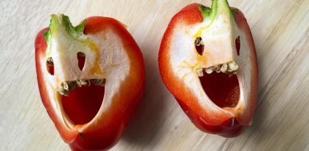 Pimientos cortados en rodajas con forma humana