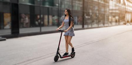 Los patinetes eléctricos son un medio de transporte muy utilizado por los jóvenes&nbsp;