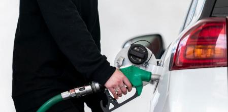 Una persona llena su deposito de gasolina