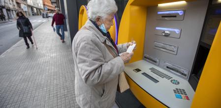 Una pensionista en el cajero de una oficina bancaria
