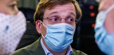 Andrea Levy, y el alcalde de Madrid, José Luis Martínez-Almeida, a su llegada a un encuentro con representantes, empresarios y trabajadores de la industria audiovisual, en la Cineteca Madrid.