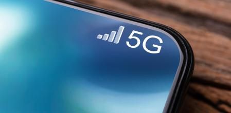 Teléfono móvil conectado a la red 5G