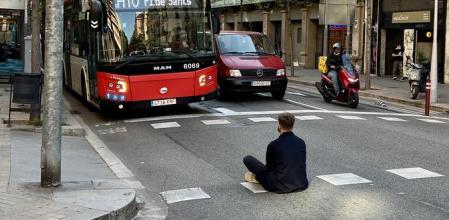 La peculiar protesta de un pasajero ignorado por un bus de Barcelona se convierte en viral