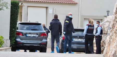 Els Mossos d'Esquadra en la urbanización Els Pinars de Lloret de Mar donde un hombre habría matado a su mujer y a su hija.