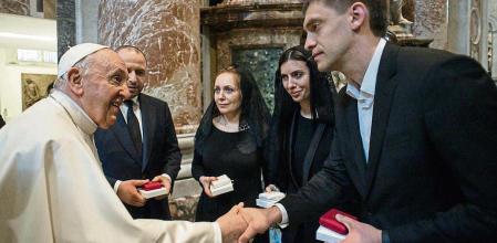 Pope Francis shakes hands with mayor of Ukrainian city of Melitopol Ivan Fedorov next to members of Ukrainian parliament Maria Mezentseva, Olena Khomenko and Rustem Umerov, as they attend the Easter Vigil in Saint Peter's Basilica at the Vatican, April 16, 2022. Vatican Media/Â­Handout via REUTERS ATTENTION EDITORS - THIS IMAGE HAS BEEN SUPPLIED BY A THIRD PARTY.