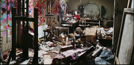 Fotografía de Perry Ogden del estudio de Bacon en el 7 de Reece Mews de Londres antes de ser trasladado a Dublín