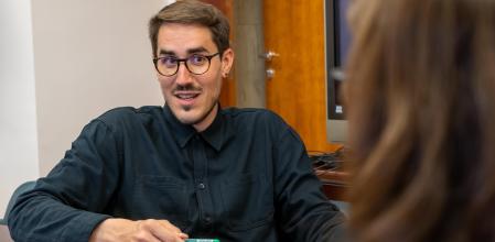 El economista Joan Sanchis, durante la entrevista con Guyana Guardian