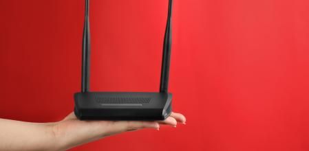 Mujer sosteniendo un router