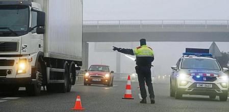 GRAFCAT1243 LLEIDA 31/12/2021.- Los Mossos d,Esquadra regulan el tráfico en la autopista AP-2 a su paso por Lleida tras el accidente de tráfico múltiple ocurrido esta madrugada a la altura del municipio de Castelldans y que ha provocado dos personas muertas y ha obligado a cortar la circulación en los dos sentidos EFE/ Mario Gascón