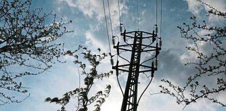 MADRID, 19/04/2022.- Una torre eléctrica de alta tensión en Madrid, este martes. El precio medio de la electricidad en el mercado mayorista descenderá mañana miércoles un 24,01 % hasta los 85,19 euros por megavatio hora (#{emoji}128;/MWh), su precio más bajo en lo que va de año. EFE/Sergio Pérez