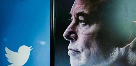 25 April 2022, France, Clermont-Ferrand: A view of the logo of the American social networking company Twitter on a smartphone screen beside a Portrait of the entrepreneur Elon Musk. Shares of Twitter, Inc are rising almost 5\% in pre-market on Monday after reports that the microblogging site's board is set to accept an offer from Tesla founder Elon Musk as early as Monday. Photo: Adrien Fillon/ZUMA Press Wire/dpa Adrien Fillon/ZUMA Press Wire/dp / DPA 25/04/2022 ONLY FOR USE IN SPAIN