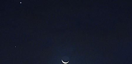 Alineación de planetas con la luna menguante vista desde Ecuador.