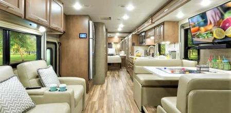 El sistema de entretenimiento situado en el salón cuenta con televisor y una chimenea eléctrica con control remoto.