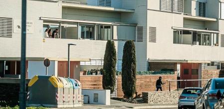 07012022 blocs de nova construcció que ja tenen alguns pisos ocupats amb ocupes i aquests ocupes conviuen amb els veins que han pagat un Preu molt alt pels seus pisos. està a Sant Pere de Ribes