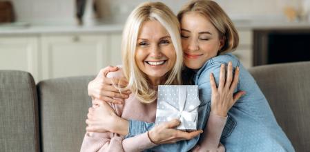 Las mejores ideas para regalar en el Día de la Madre: perfumes, moda, joyas, tecnología...