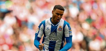 MADRID, SPAIN - APRIL 17: Raul de Tomas of Espanyol celebrates after scoring their sides first goal from the penalty spot during the LaLiga Santander match between Club Atletico de Madrid and RCD Espanyol at Estadio Wanda Metropolitano on April 17, 2022 in Madrid, Spain. (Photo by Gonzalo Arroyo Moreno/Getty Images)