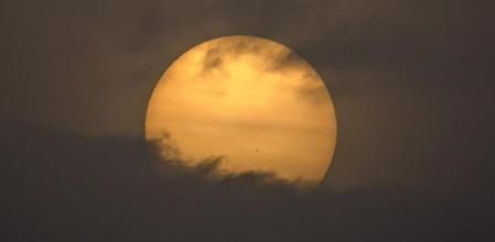 Amanecer entre nubes.