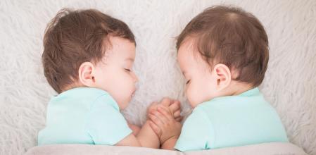 Gemelos durmiendo