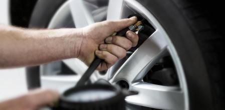 Algunas gasolinera obligan a pagar por utilizar el manómetro para comprobar la presión de los neumáticos&nbsp;&nbsp;